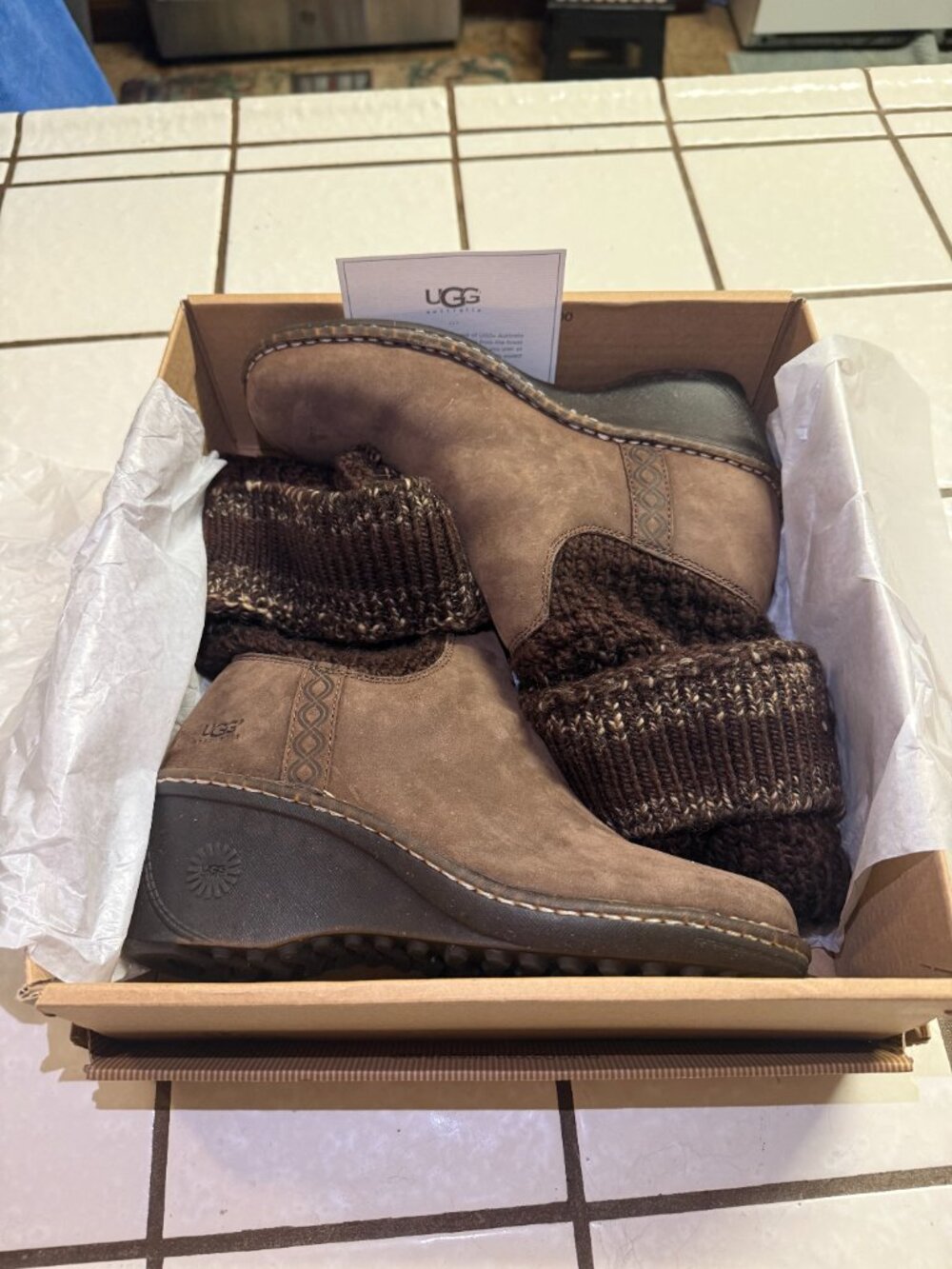 UGG's W Cresthaven Heeled Boots Sz. 8 - Picture 9 of 9
